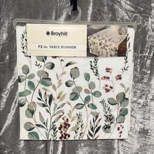 Broyhill Floral Table Runner - White and Green